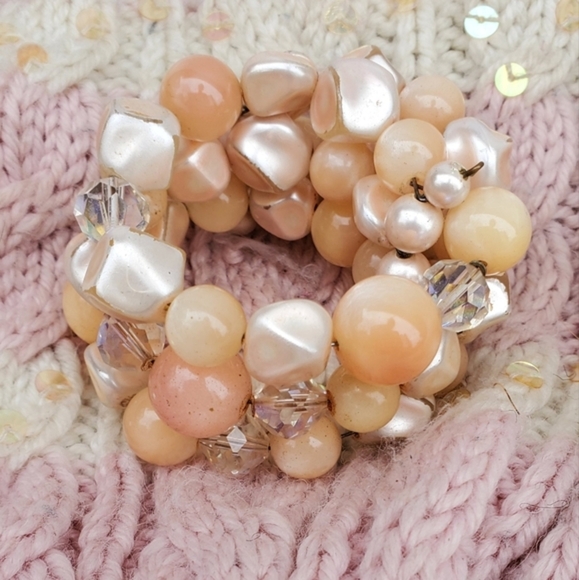 Vintage Moinlight Lucite & Faux Pearl Bracelet - Picture 3 of 6